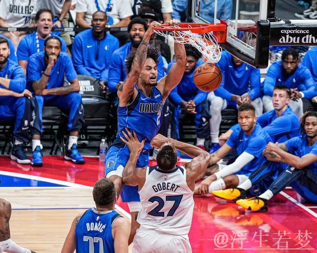 戈贝尔双手强扣补篮 兰德尔抛投失准