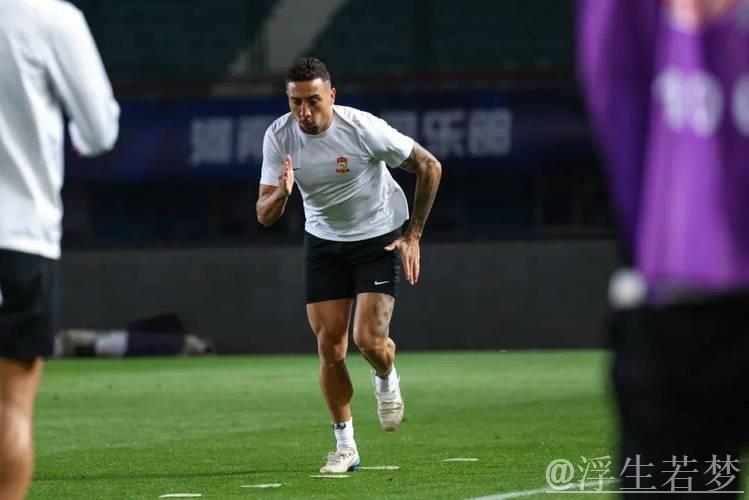 戴维森前场抢断助攻 阿齐兹从容建功 戴维森前场抢断助攻 阿齐兹从容建功